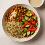 Gebratene Kichererbsen-Quinoa-Bowl mit Tahini-Dressing